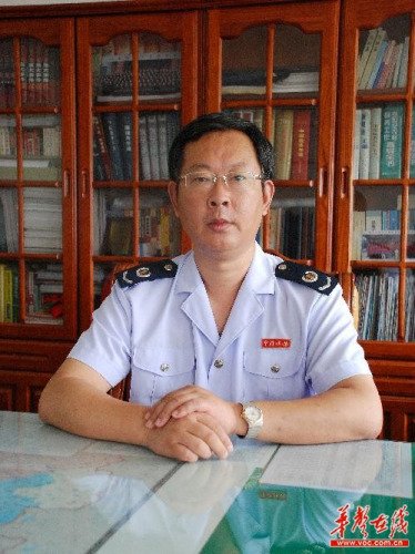 网曝贫困县局长配戴5万元名表 引发网友质疑(图)