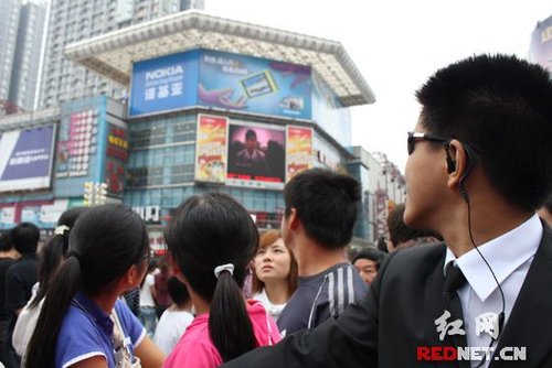 富二代两度步行街“摆阔”求爱均遭拒绝(图)