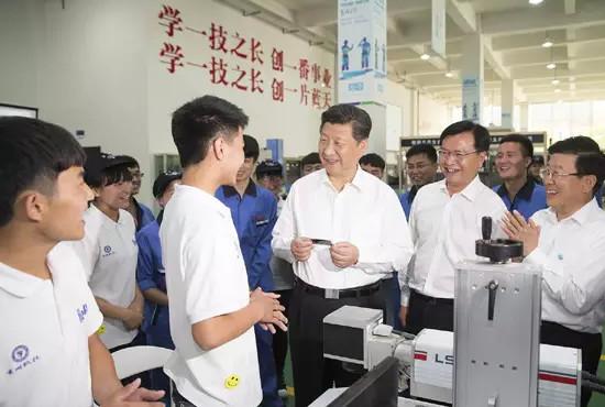 习近平高速路旁看超市 关注食品保质期