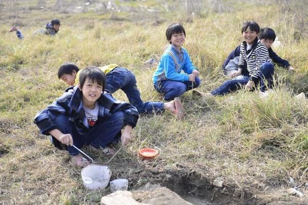 周末,小学生们只能聚在被污染的田地里,玩泥巴,最大的已经上了六年级.