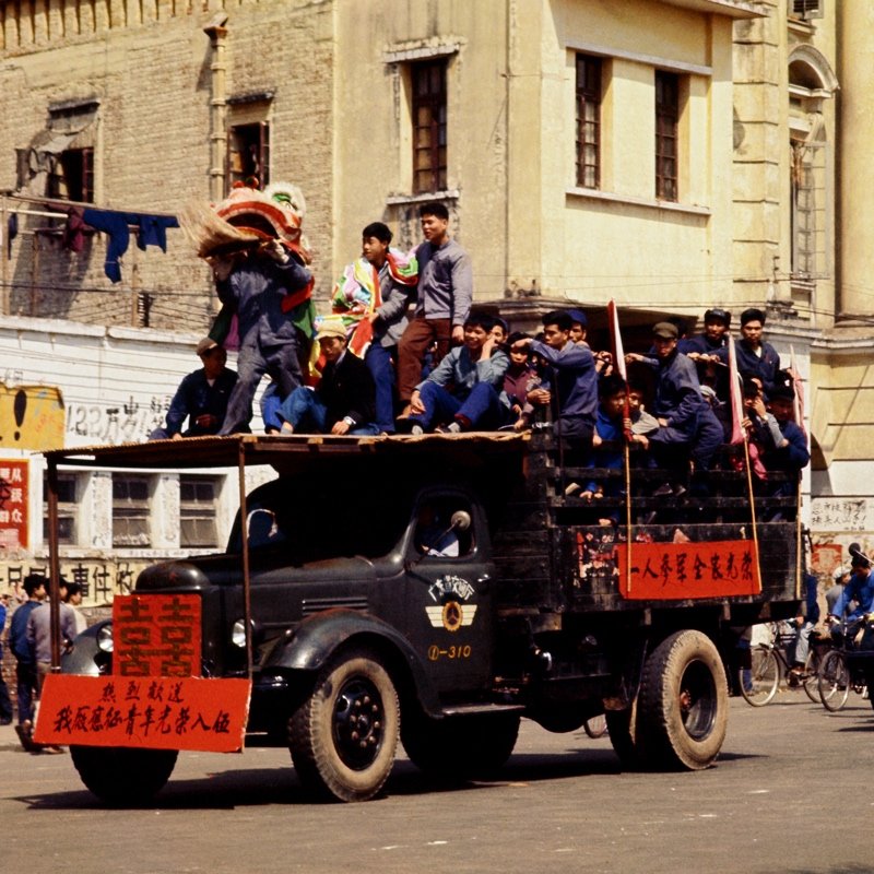 1968年,广东珠江工厂送青年工人参军。 1968年,广东珠江工厂送青年工人参军。