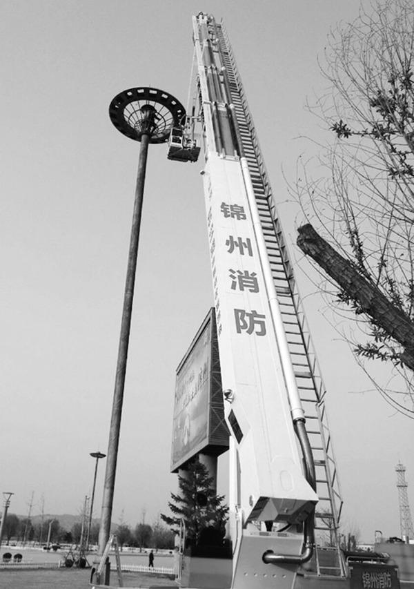 辽宁电工随失控灯伞5秒内“飞”至30米高空(图)