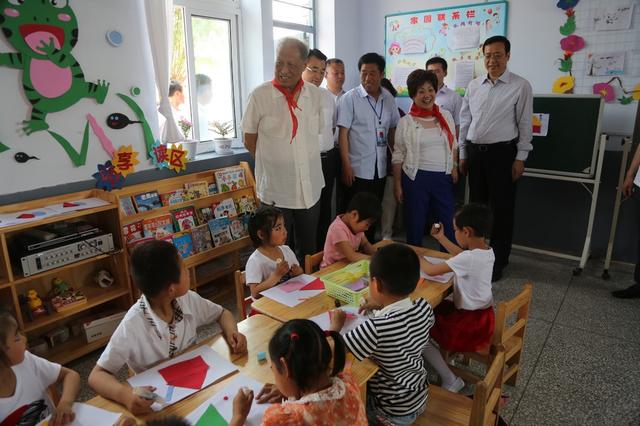 小学:退休成思危情为民所系三雍陌特写乡图片