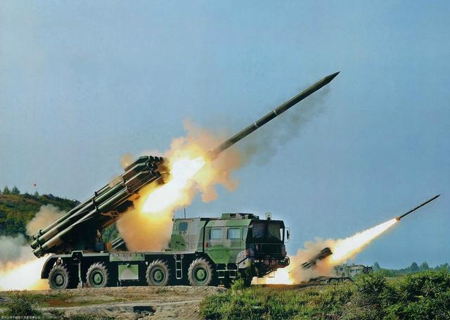 解放军陆军新型远程火箭炮东海之滨对海精确射击