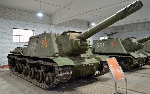 正在被吊装的isu-152型突击炮