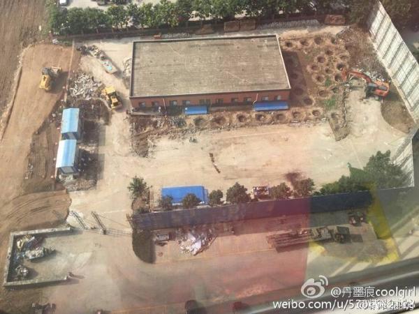 河北一小区物业建垃圾场 十名业主堵路被拘
