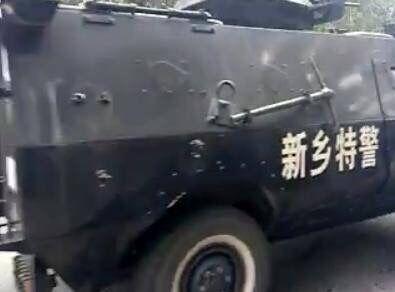 新乡一辆无牌轿车闯卡逃窜 公安武警正全力抓捕