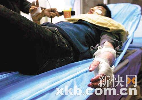 车主网上发帖卖奔驰试车时遭两歹徒持枪抢劫 
