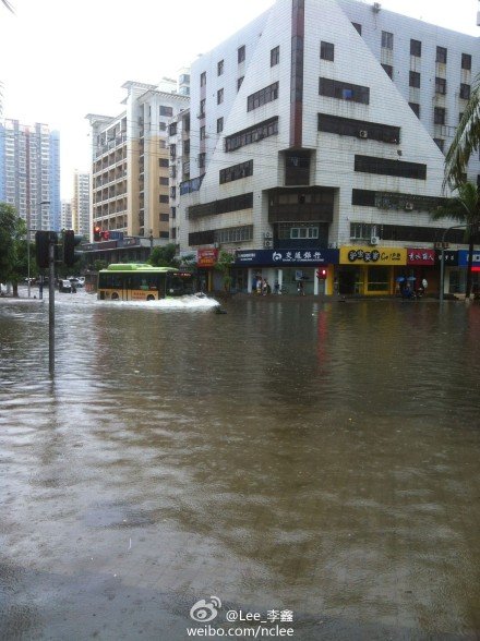 网友晒海口积水照 戏称海大一秒变大海[图]