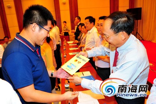 海南首批海南志愿者卡发放 可享多家商户优惠