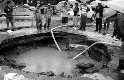 北京路面塌陷压断自来水管道 近千户居民断水