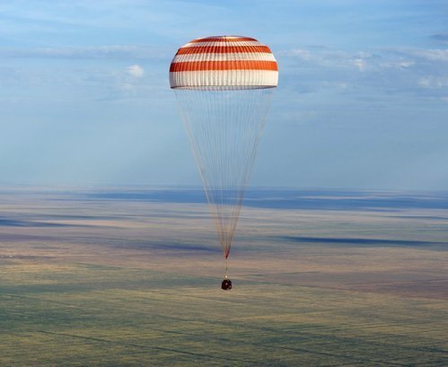 “联盟”号返回舱载三名宇航员成功着陆_新闻_腾讯网