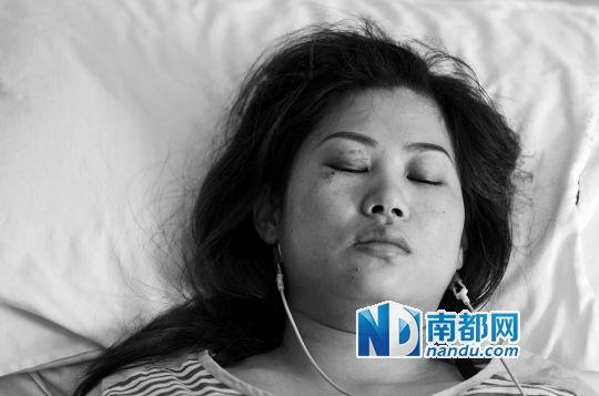 近十名男子当警察面围殴女子 疑报警激怒对方