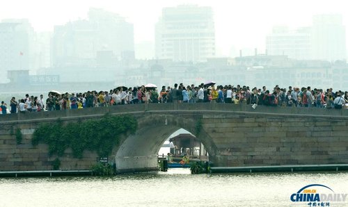 西湖游客井喷图片
