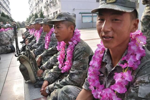 无为人民夹道数公里欢送抗洪部队