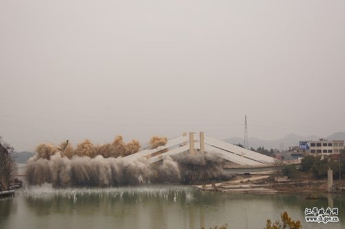 湖南永州沱江大桥爆破拆除 建成20余年(组图)