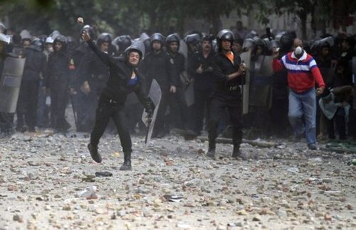 埃及首都示威流血冲突已致11人死 千余人伤(图)