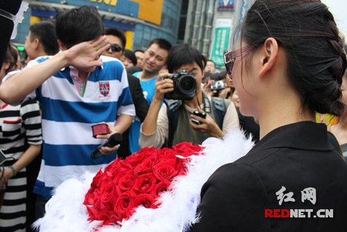 富二代两度步行街“摆阔”求爱均遭拒绝(图)