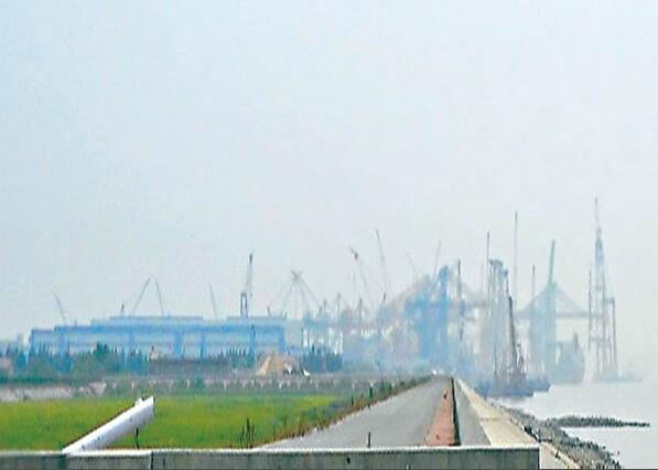 日本记者刺探中国航母情报：拍到类似船体影子