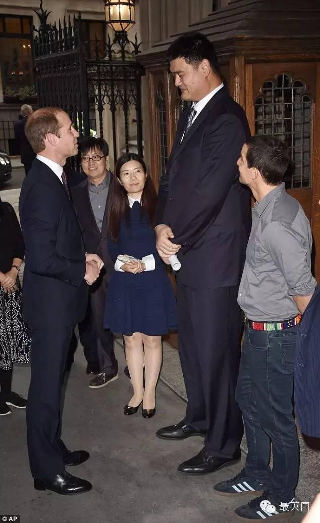 当身高1米91的威廉王子走到姚明的身边