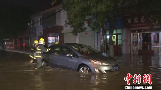 甘肃静宁突遭暴雨消防官兵连救20余辆泡水汽车