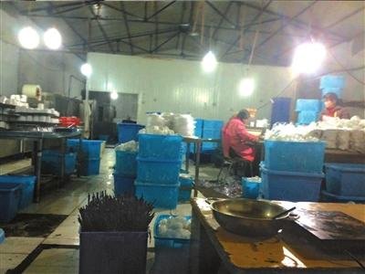 消毒餐具调查：手蘸口水抠污渍 满手油污分拣