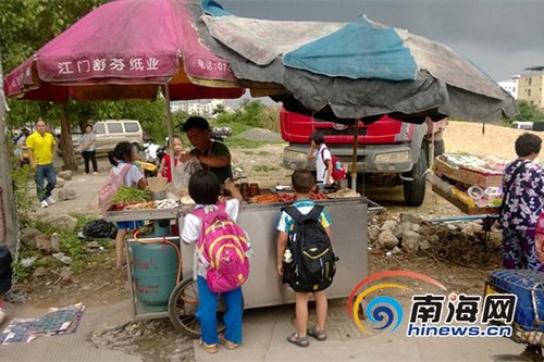 琼山区整治学校周边无证摊贩 现场没收不卫生设备