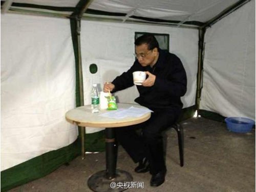 2013年4月21日，李克强在救灾帐篷内吃早餐。