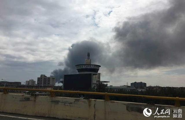 云南昆明一物流仓库着火 浓烟滚滚暂无人员被