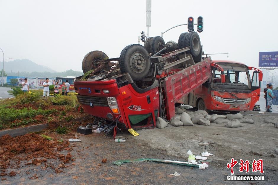 组图:湖北货车翻车砸中客车 20吨水泥铺满路面