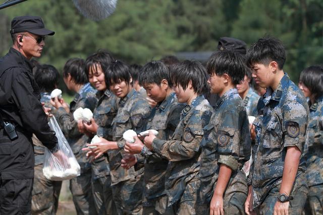 超级女兵挑战女性心理底线 恶心泥潭难倒女汉子