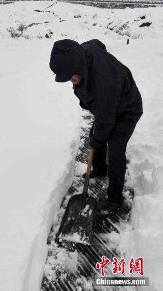 新疆天池飘落第一场雪 景色犹如水墨画(组图)