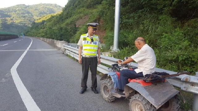 8旬老人骑沙滩摩托上高速 称“隧道里凉快”