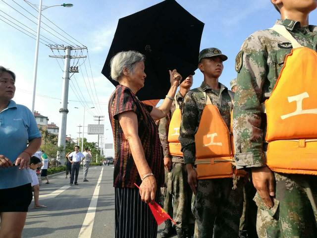 无为人民夹道数公里欢送抗洪部队