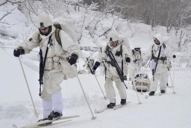 日本陆上自卫队进行雪中行军练习 滑行进步十五千米 奔驰辱华高管被免