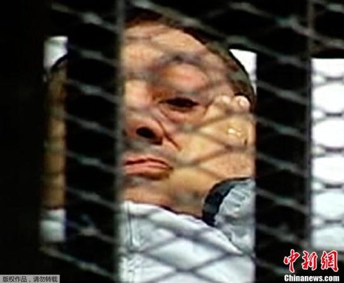 当地时间2011年8月3日，埃及前总统穆巴拉克躺着出现在开罗庭审现场，在铁笼中接受审判。