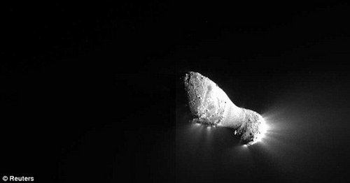 美航天器传回清晰哈雷彗星彗核照片 形似花生