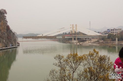 湖南永州沱江大桥爆破拆除 建成20余年(组图)