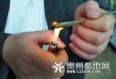 筷子上刮下的粉状物经高温加热后发出刺鼻气味。