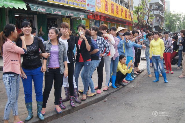 三亚海鲜拉客女_郑州火车站拉客女图_城中村站街拉客女