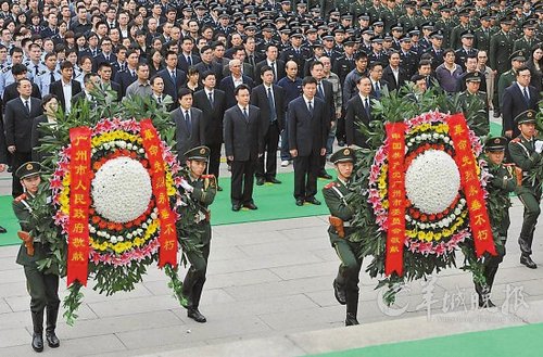 广州市祭奠革命先烈大会在烈士陵园举行 羊城晚报记者 林桂炎 摄