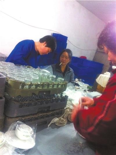 消毒餐具调查：手蘸口水抠污渍 满手油污分拣