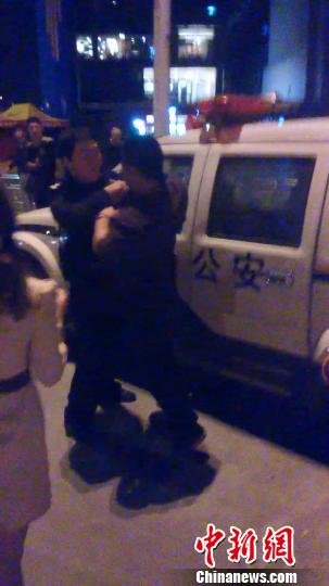 男子当街打骂交警图片_WWW.66152.COM