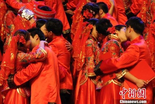 福州百对新人办集体婚礼 仪式展现中国风(图)