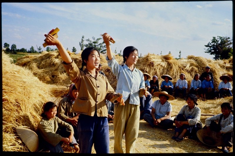 1971年,秋收时节的劳作间隙,宣传队员表演数来宝。 1971年,秋收时节的劳作间隙,宣传队员表演数来宝。