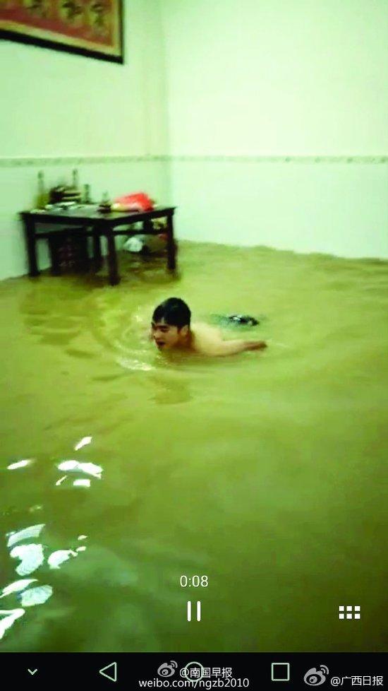 广西多地遭暴雨导致内涝  居民家中游泳(图)