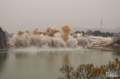 湖南永州沱江大桥爆破拆除 建成20余年(组图)