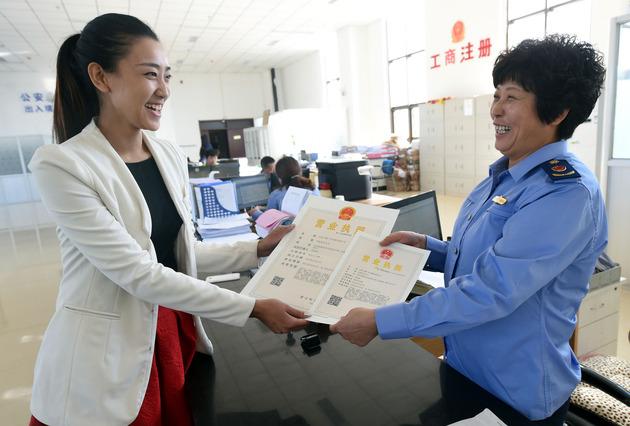 李克强力促“一照一码”改革:核发28万张新执照