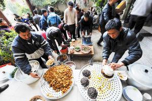 云南大理发文禁止干部违规吃“杀猪饭”(图)