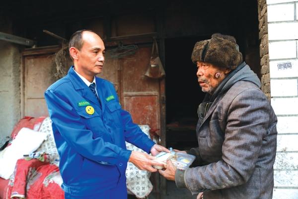 贵州一公交司机 为独居老人免费送盒饭近一年